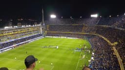 Estádio La Bombonera lotado durante partida noturna do Boca Juniors
