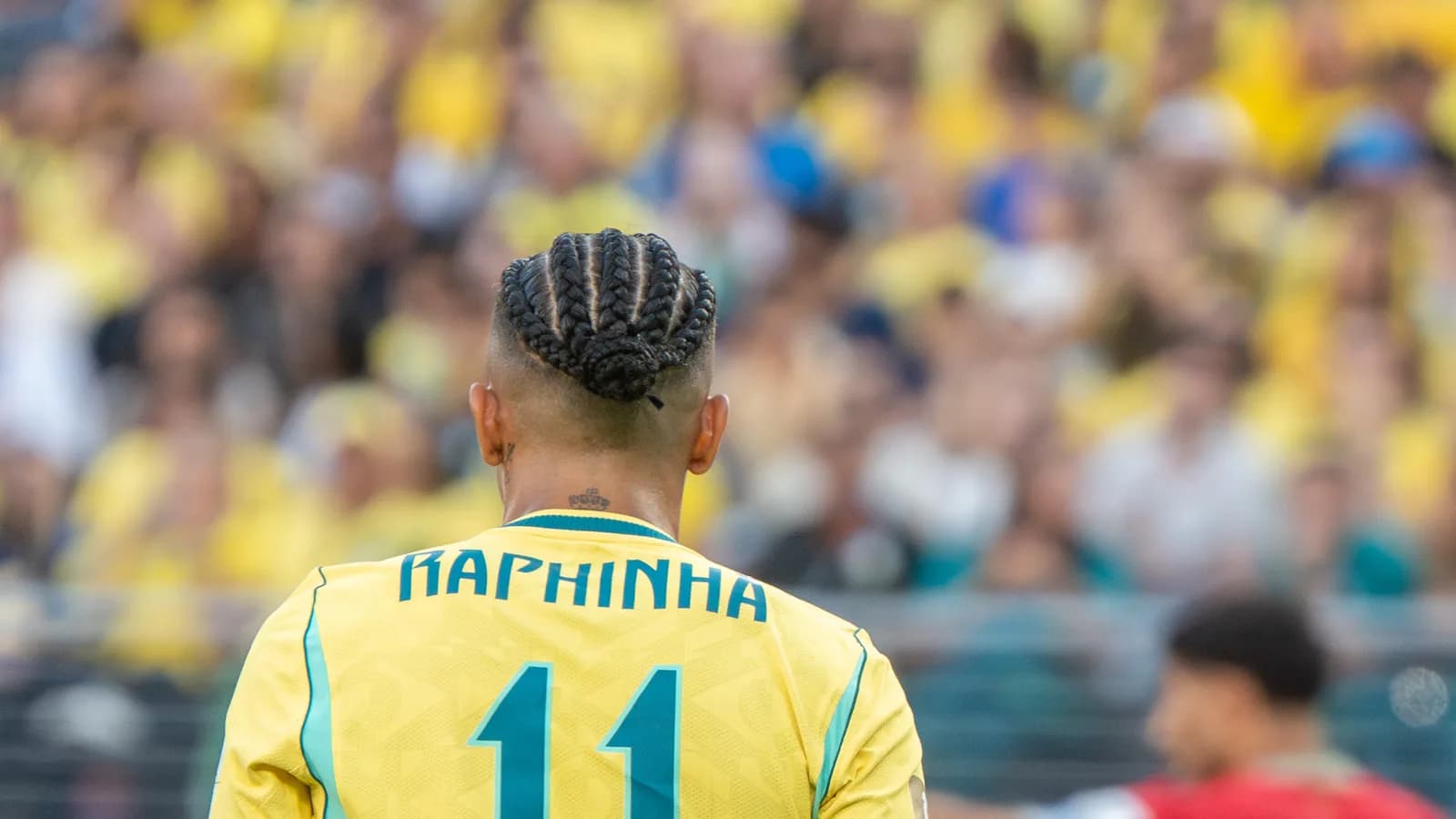 Raphinha de costas em campo com a camisa 11 da Seleção Brasileira, foto de arquivo