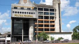 Fachada de prédio da Polícia Federal com o brasão e o nome da instituição