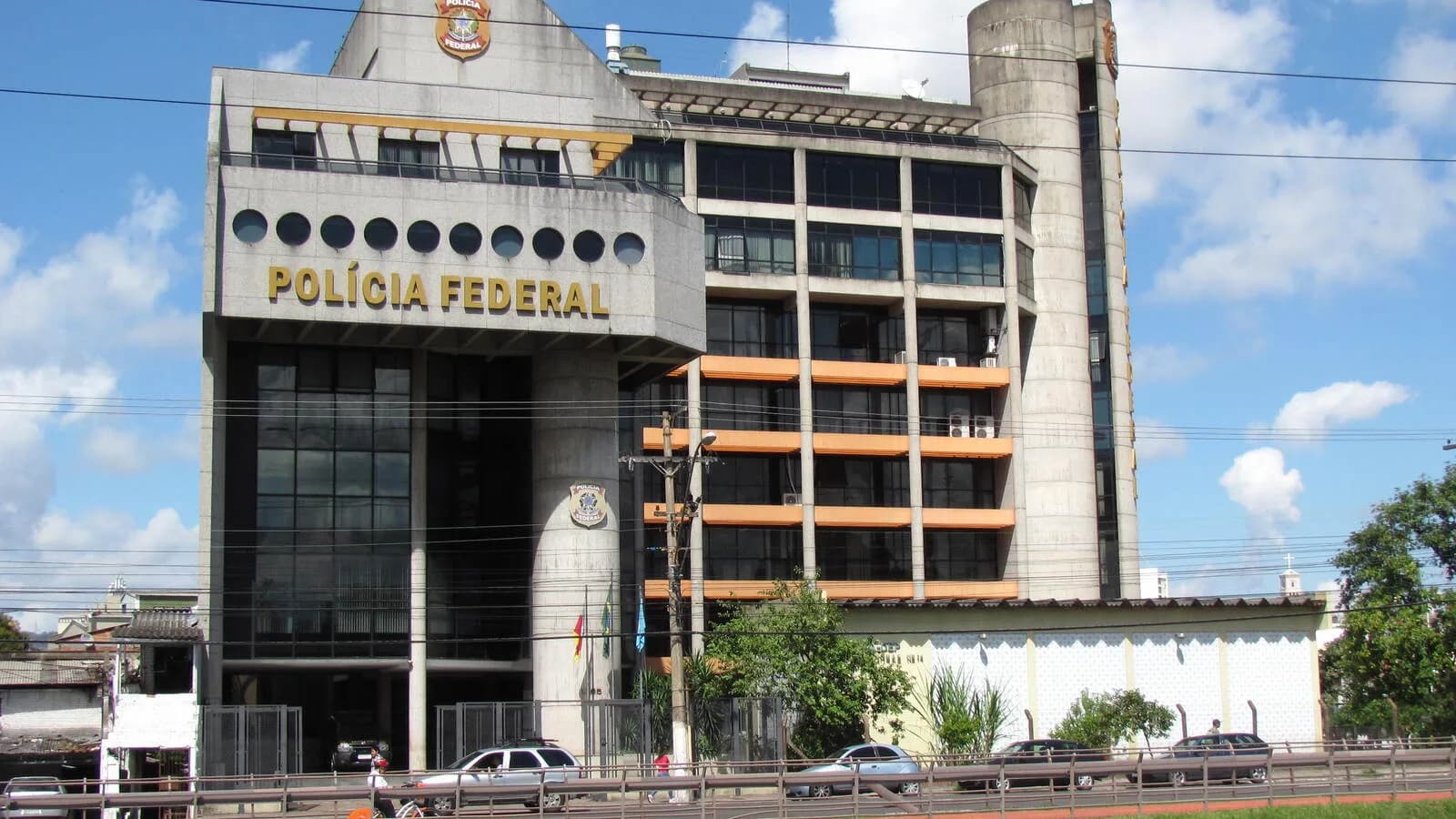 Fachada de prédio da Polícia Federal com o brasão e o nome da instituição