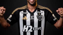 Renan Lodi posa com a camisa do Atlético-MG no dia de sua apresentação pelo clube