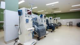 Sala com equipamentos de hemodiálise em centro de saúde
