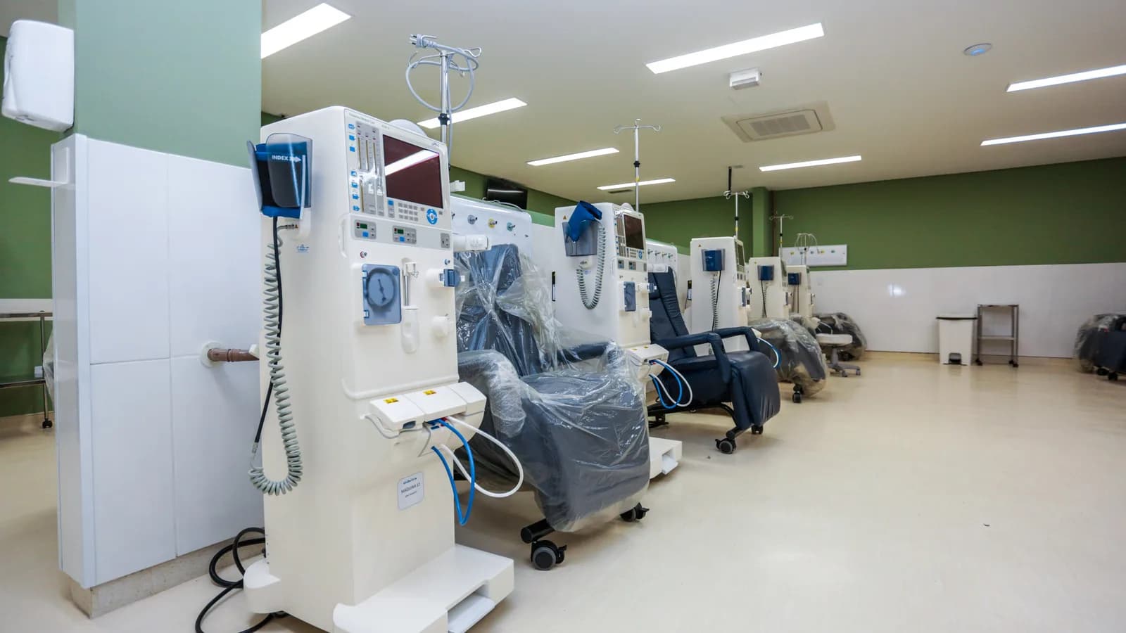 Sala com equipamentos de hemodiálise em centro de saúde