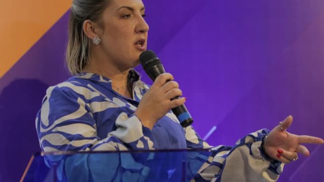 Daniella Marques, coordenadora econômica da campanha de Flávio Bolsonaro, fala ao microfone (foto de arquivo)