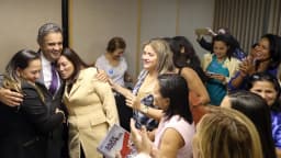 Grupo de mulheres reunido em evento político em Brasília