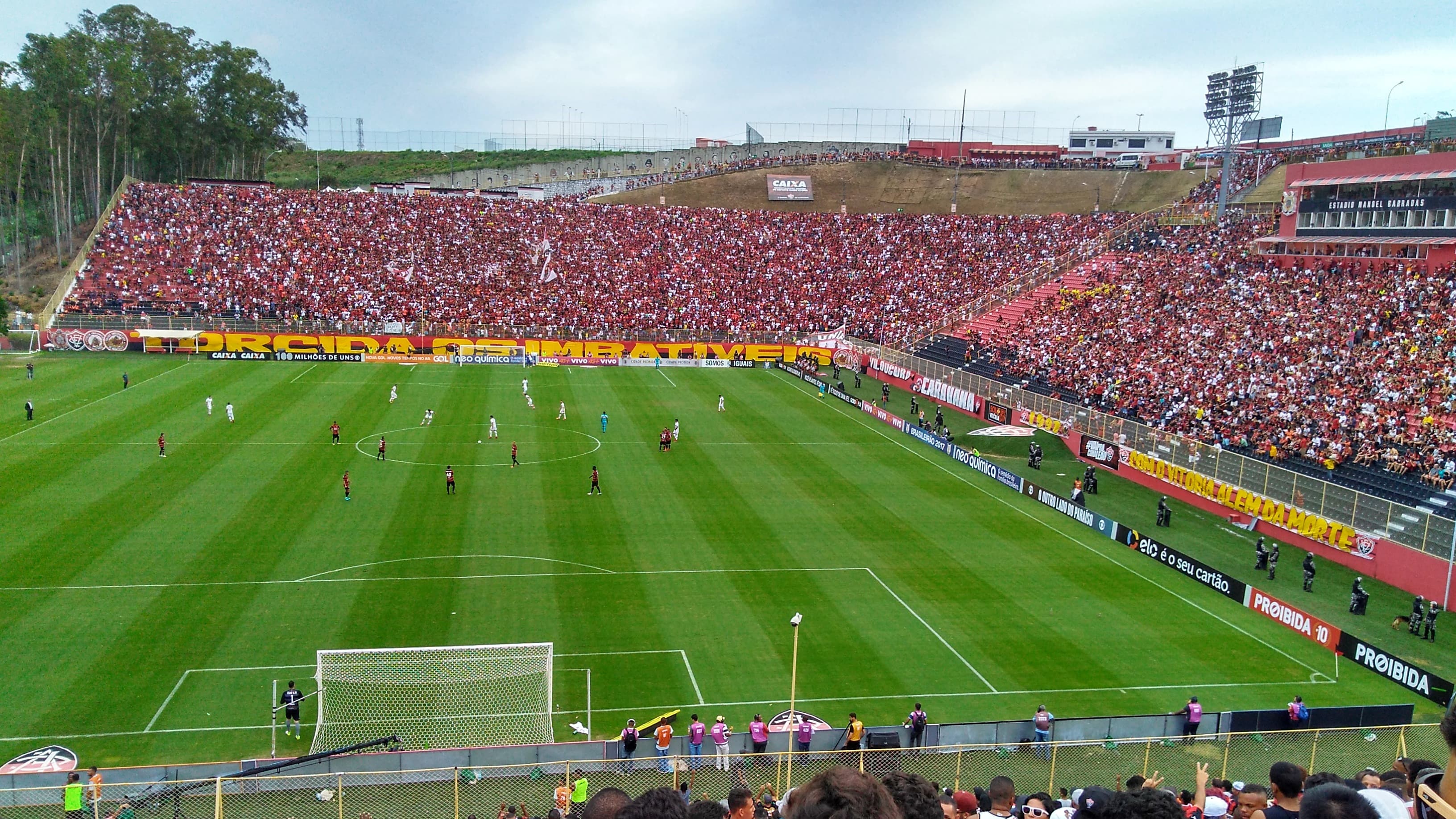 Torcida do Vitória lotando o Estádio Barradão durante partida