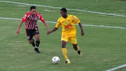 Jogador do Mirassol, de amarelo, disputa bola com adversário em partida de arquivo