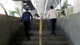 Fachada externa e escadaria de acesso ao edifício do Tribunal de Justiça de São Paulo, com pessoas subindo as escadas