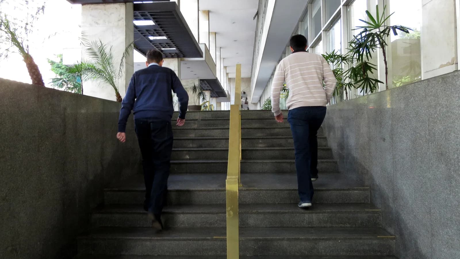 Fachada externa e escadaria de acesso ao edifício do Tribunal de Justiça de São Paulo, com pessoas subindo as escadas