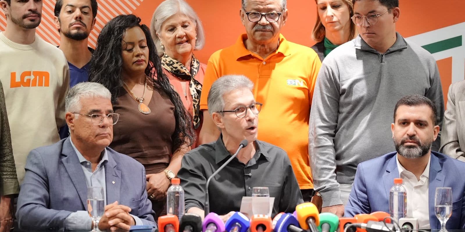 Romeu Zema discursa ao lado de outras lideranças do Novo durante evento do partido (foto de arquivo, julho de 2026)