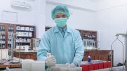 Farmacêutico manipula medicamento em laboratório (foto ilustrativa)