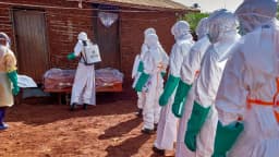 Equipes em traje de proteção individual durante resposta ao surto de ebola na República Democrática do Congo