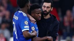 Vinícius Júnior comemora com companheiros após marcar gol pelo Real Madrid na Liga dos Campeões