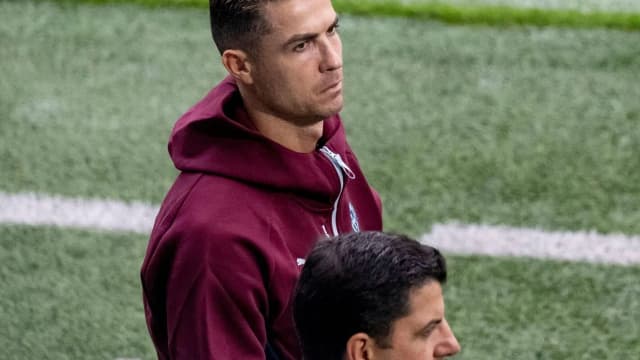 Cristiano Ronaldo em campo com a seleção portuguesa durante treino