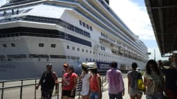 Passageiros embarcando em navio de cruzeiro em porto brasileiro