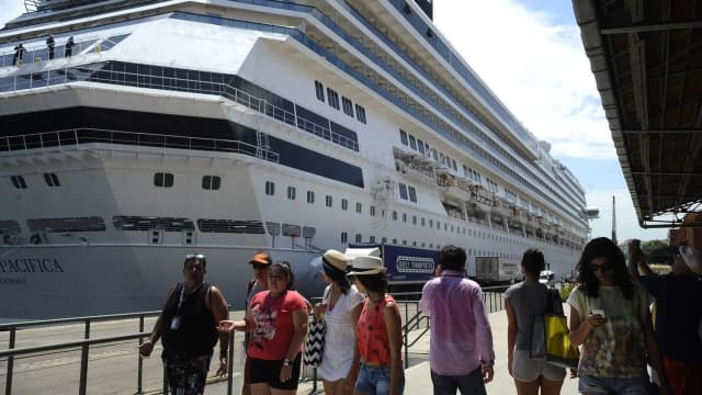 Passageiros embarcando em navio de cruzeiro em porto brasileiro