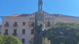 Monumento e prédio histórico na Praça Pedro Sanches, em Poços de Caldas, sede da Festa Uai