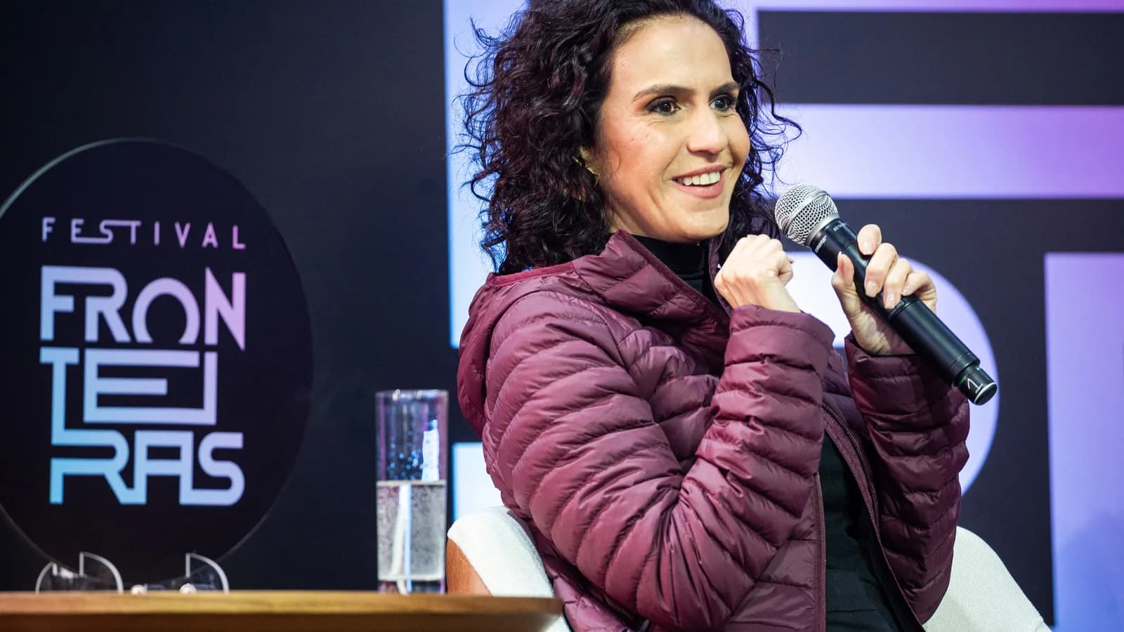 Jornalista Malu Gaspar fala ao microfone em evento público