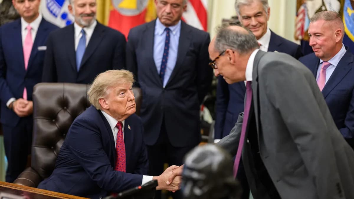 Donald Trump cumprimenta convidado na Sala Oval da Casa Branca