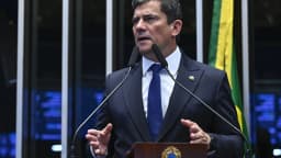 Sergio Moro discursa no plenário do Senado com bandeira do Brasil ao fundo
