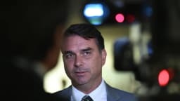 O senador Flávio Bolsonaro fala a jornalistas em coletiva de imprensa
