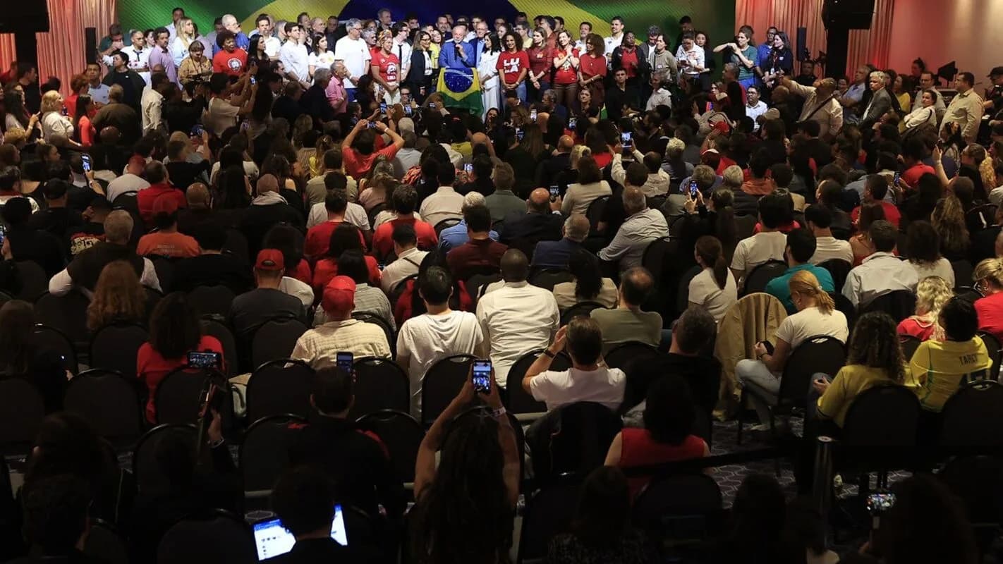 Apoiadores comemoram a vitória de Lula no 2º turno, em evento com bandeiras do Brasil