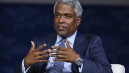 Thomas Kurian, CEO do Google Cloud, gesticula durante painel de discussão sobre transformação digital