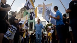 Renan Santos caminha em meio a apoiadores com bandeiras do partido Missão em ato de campanha no Recife, imagem de arquivo de janeiro de 2026