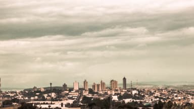 Vista panorâmica do horizonte de prédios da cidade de Alfenas, em Minas Gerais