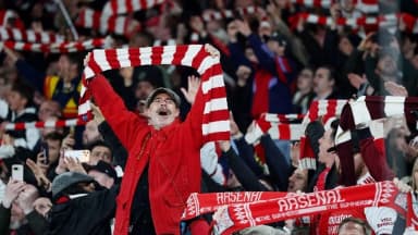 Torcedor do Arsenal comemora com cachecol do clube em meio à torcida (foto de arquivo, maio de 2026)