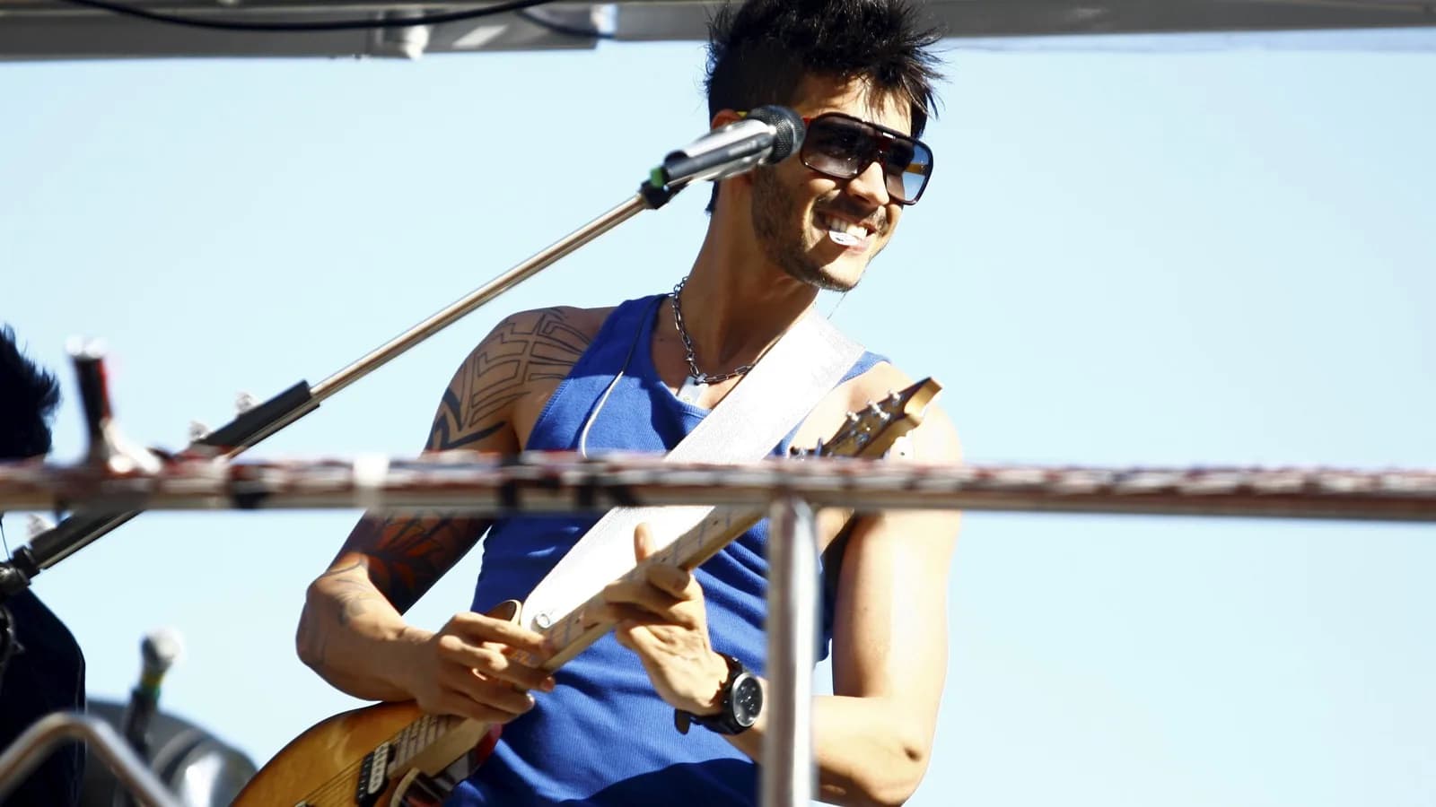 Gusttavo Lima canta e toca violão durante show (foto de arquivo)