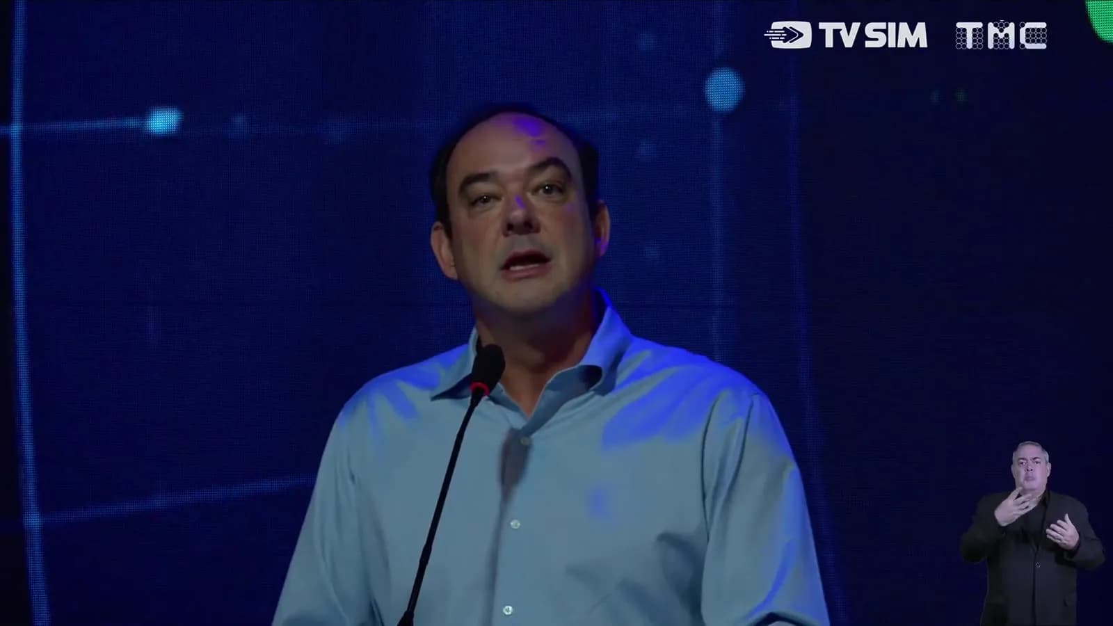 Flávio Roscoe (PL) fala ao microfone durante debate ao governo de Minas Gerais promovido pela rádio TMC 88.7 FM e pela TV Sim Brasil