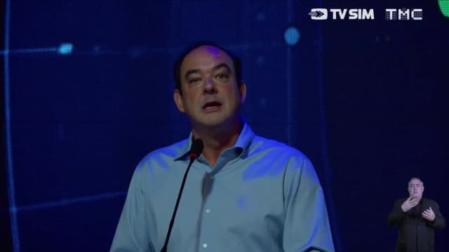 Flávio Roscoe (PL) fala ao microfone durante debate ao governo de Minas Gerais promovido pela rádio TMC 88.7 FM e pela TV Sim Brasil