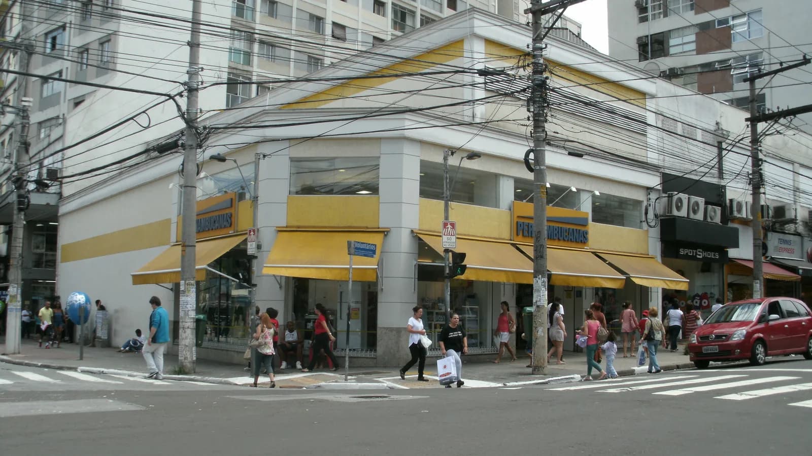 Fachada de loja das Casas Pernambucanas em esquina de cidade brasileira, com pedestres na calçada (foto de arquivo)