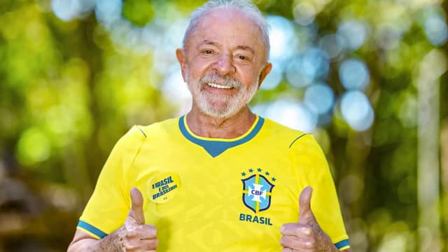 Lula sorrindo com a camisa da Seleção Brasileira, em foto de arquivo de junho de 2026