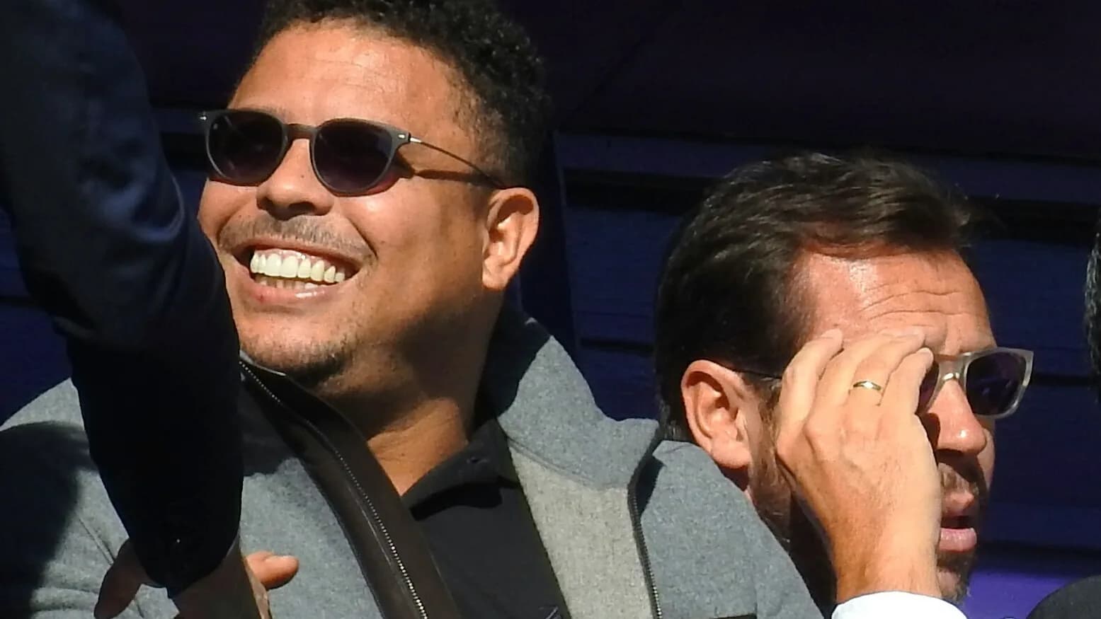 Ronaldo Nazário, presidente do Bahia, sorri em arquibancada