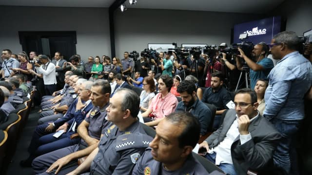 Coletiva de imprensa sobre entrega de drones à Polícia Militar, com policiais na plateia
