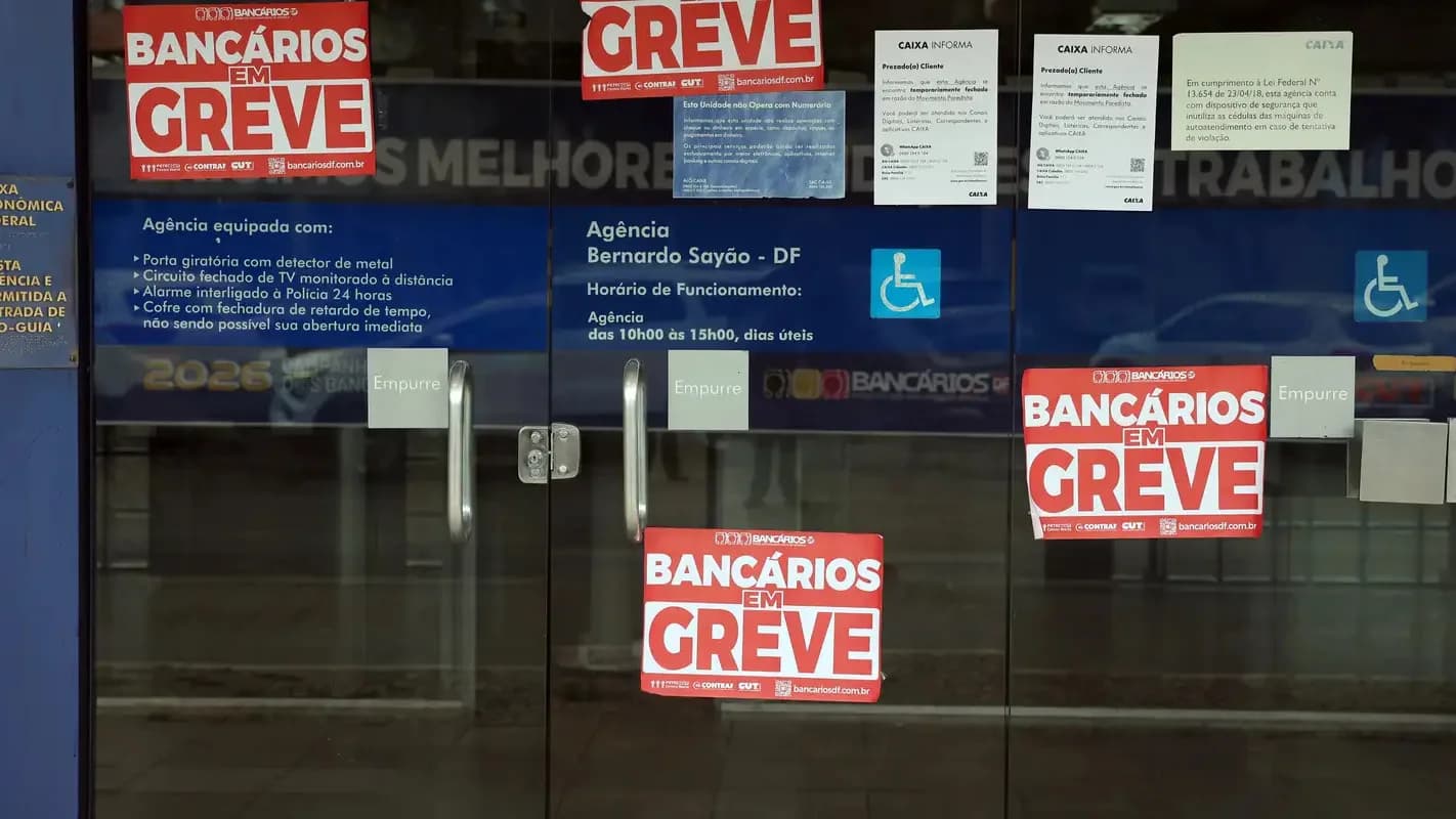 Porta de agência da Caixa Econômica Federal com cartazes de "Bancários em Greve", em Brasília