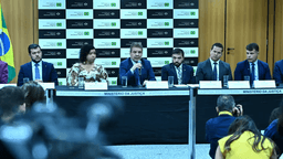 Ministro da Justiça e Segurança Pública fala ao microfone em coletiva de imprensa sobre operação contra rede que aliciava adolescentes na internet, ao lado de outras autoridades, em Brasília
