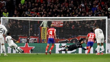 Jogadores do Real Madrid disputam lance em partida da Champions League