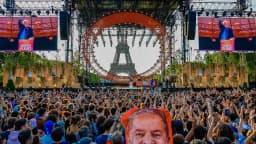 Multidão ergue cartaz com foto de Lula durante ato de apoio ao presidente