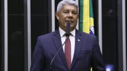 Governador da Bahia, Jerônimo Rodrigues, discursa em evento oficial com bandeira do Brasil ao fundo
