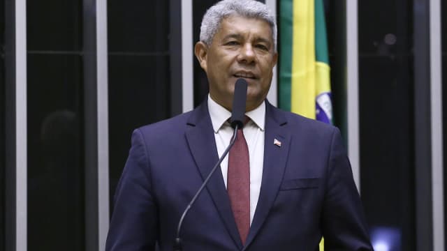 Governador da Bahia, Jerônimo Rodrigues, discursa em evento oficial com bandeira do Brasil ao fundo