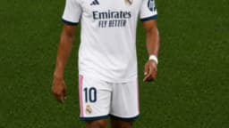 Kylian Mbappé em campo durante partida pelo Real Madrid