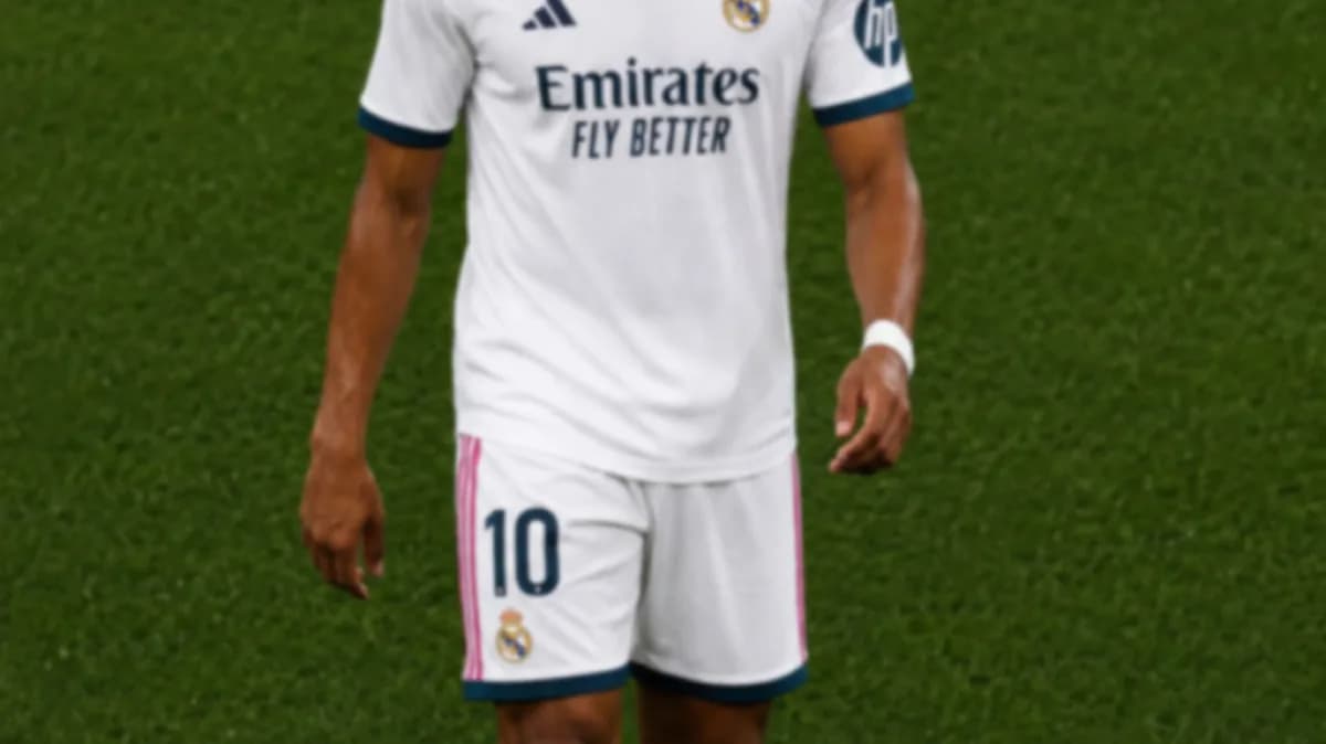 Kylian Mbappé em campo durante partida pelo Real Madrid