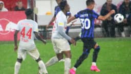 Jogador da Inter de Milão disputa bola em partida contra o Salzburg (foto de arquivo, 2023)