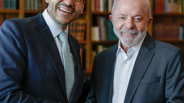 Lula aperta a mão de um indicado ao STF em cerimônia no Palácio do Planalto