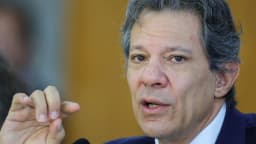 Ministro Fernando Haddad fala e gesticula durante entrevista sobre corte de gastos