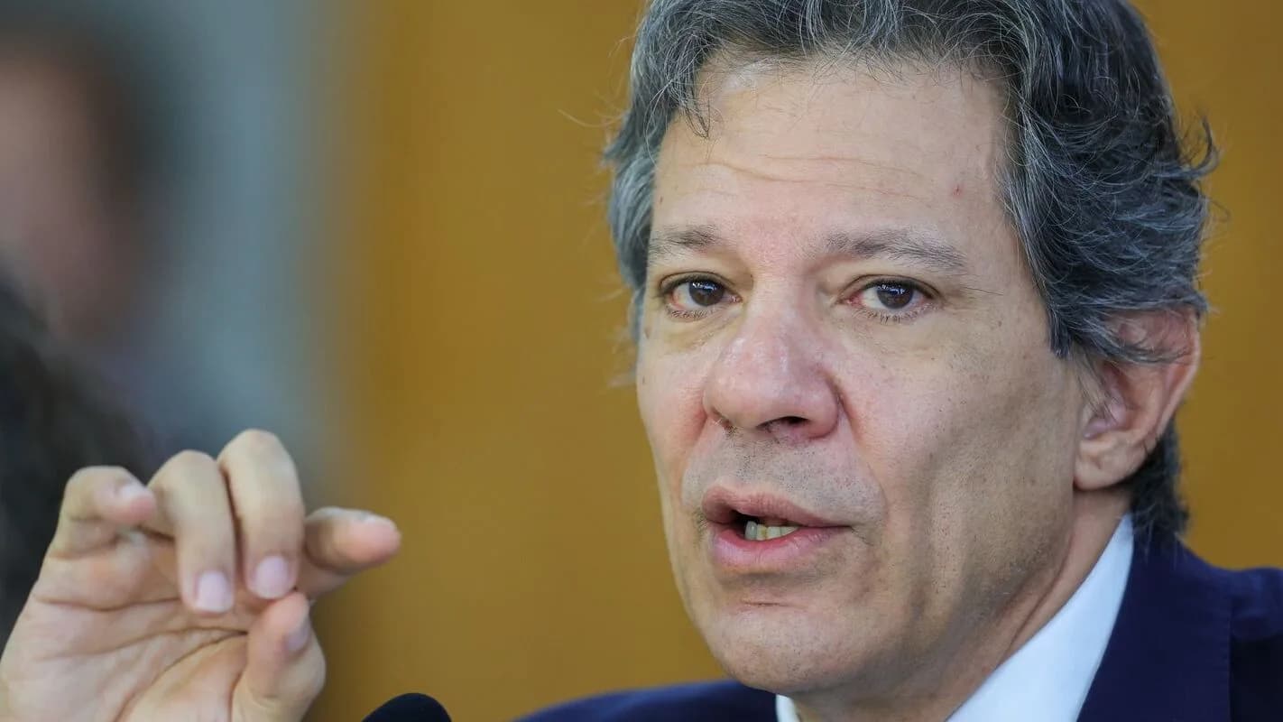 Ministro Fernando Haddad fala e gesticula durante entrevista sobre corte de gastos