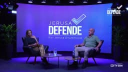 Jerusa Drummond entrevista Márlon de Carvalho Leão em plano aberto do estúdio do programa Jerusa Defende, enquanto ele relata a reconstituição da madrugada da morte da capitã Michelle Leão